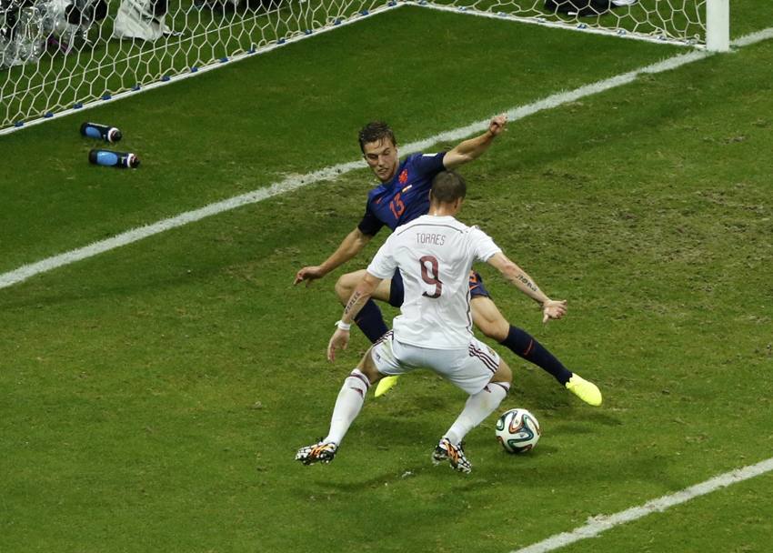 Torres spreca clamorosamente un&#39;occasione nel finale, facendosi rubare palla da Veltman. Reuters